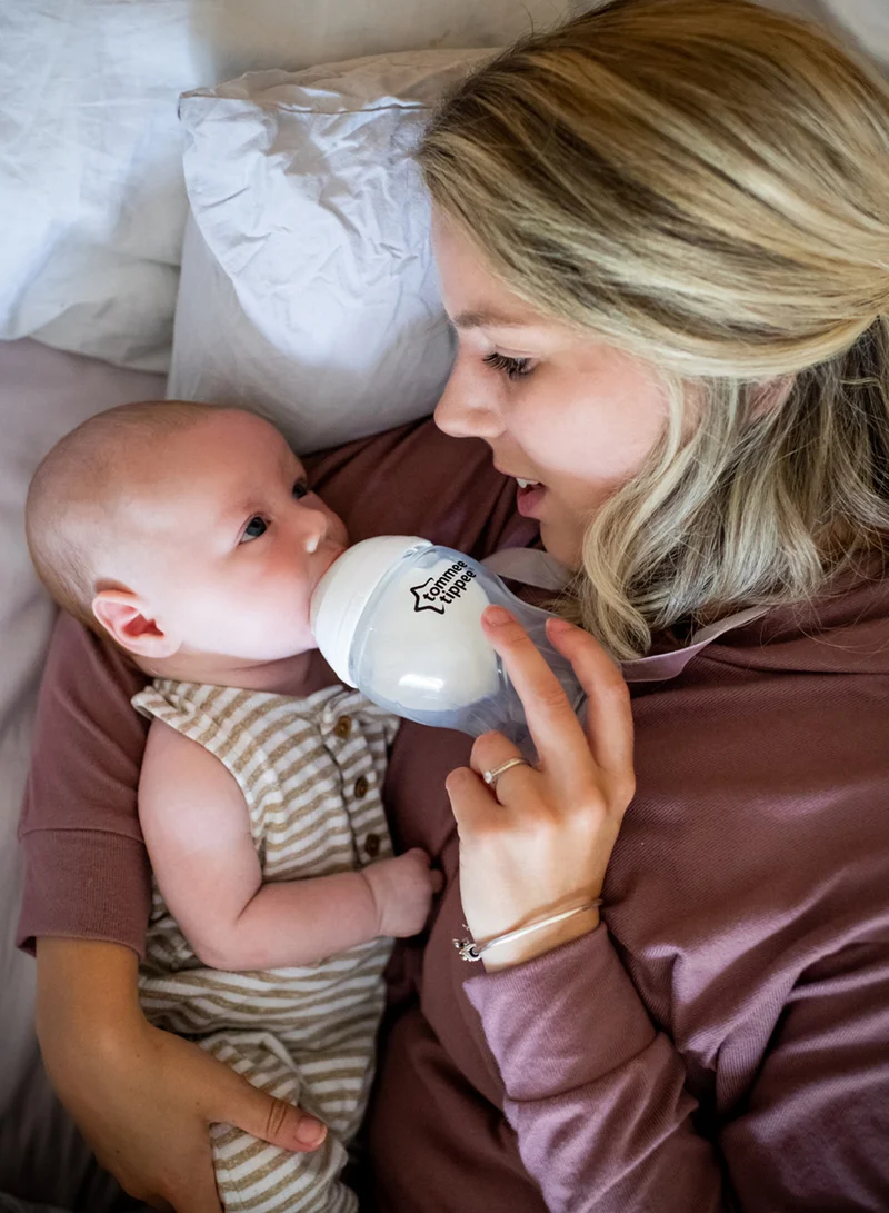 tommee tippee Baby Bottles, Natural Start Glass Anti-Colic Baby Bottle with Slow Flow Breast-Like Teat, 250ml, 0m+, Self-Sterilising, Baby Feeding Essentials, Pack of 1