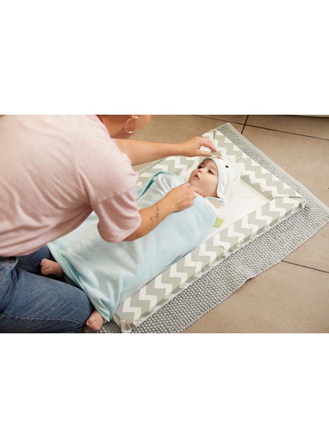 tommee tippee - Splashtime Hug ‘n’ Dry Hooded Towel, Highly Absorbent And Super SOft MicrOfibre Material, Hypoallergenic, 6-48m, Percy the Penguin GrOfriend, Blue - Image 1