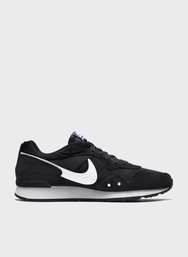 Nike Venture Runner Trainers Black/White - Image 1