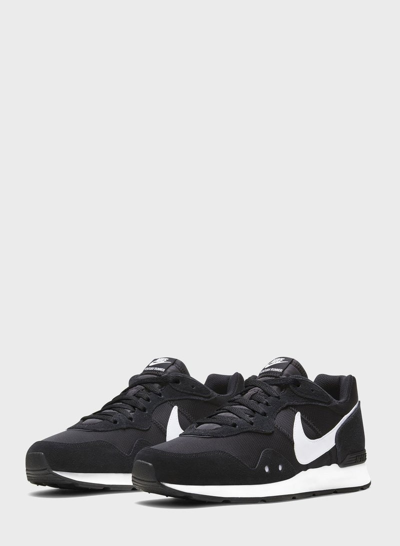 Nike Venture Runner Trainers Black/White - Image 3