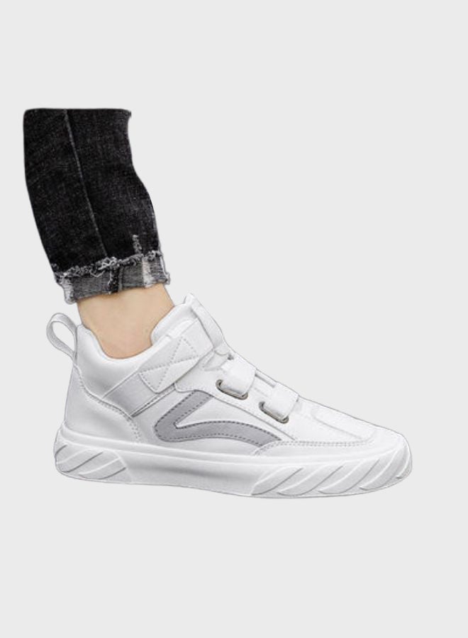 بيوينتي سنيكرز برقبة منخفضة من مجموعة الخريف أبيض/رمادي - Image 1