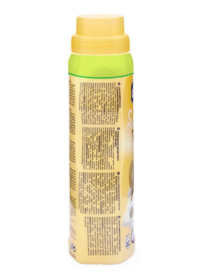 شيكو منعم الأقمشة كيرزا الرقيق من شيكو ينعش ملابس الطفل ويجعلها ناعمة دون تهيج البشرة الحساسة. حيث يجعل الأقمشة أكثر نعومة وانتعاشاً وتفوح منها رائحة عطرة، دون إتلاف الألياف أو التأثير في الألوان. فهو يمنح دفعة لطيفة من الانتعاش مثالية لملابس طفلك وجميع أفراد العائلة. ويتميز بتركيبة لا تسبب الحساسية وتم اختباره من قبل أطباء الجلدية، وهو مثالي لتجنب تهيج البشرة الحساسة. عبوة منعم الأقمشة كيرزا الرقيق من شيكو بسعة 750 مل توفر لك ما يصل إلى 30 غسلة قياسية وذلك بفضل التركيبة المركزة. - Image 4