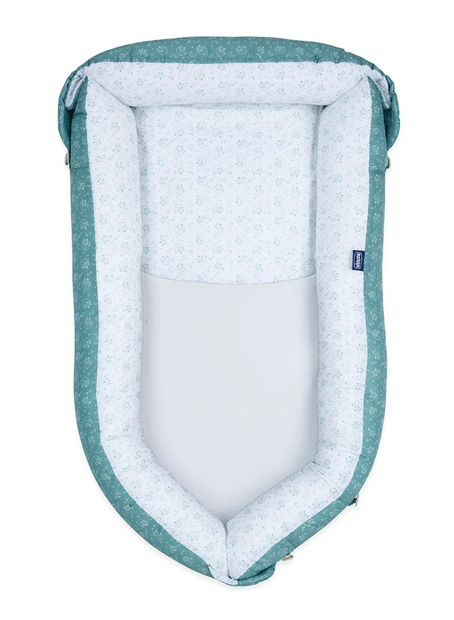 شيكو فراش مامي بود بتصميم صغير وحواف لسرير الأطفال