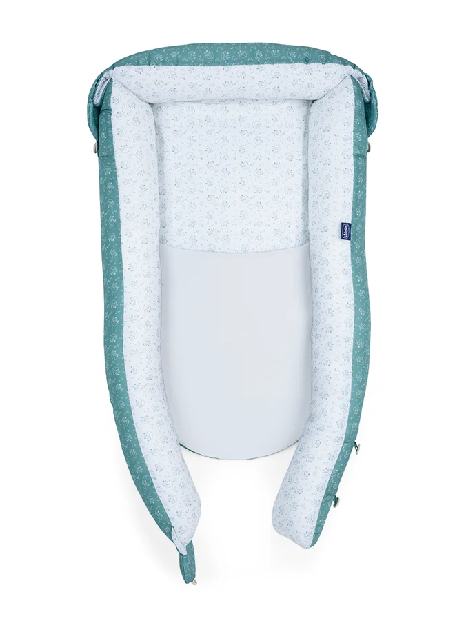 شيكو فراش مامي بود بتصميم صغير وحواف لسرير الأطفال