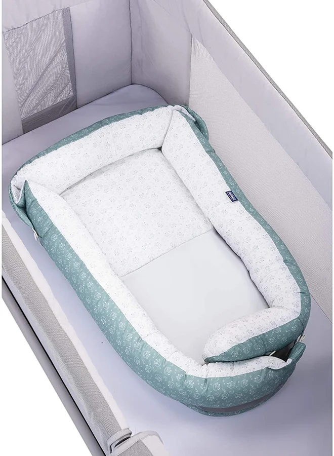 شيكو فراش مامي بود بتصميم صغير وحواف لسرير الأطفال