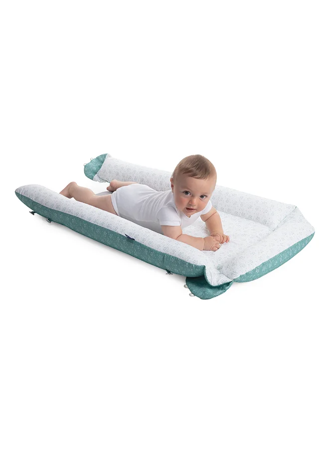 شيكو فراش مامي بود بتصميم صغير وحواف لسرير الأطفال