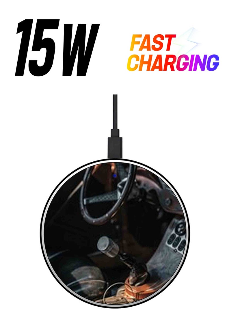 ثيودور شاحن لاسلكي سريع بقدرة 15 وات بتصميم سيارة من الداخل. منتج متعدد الألوان