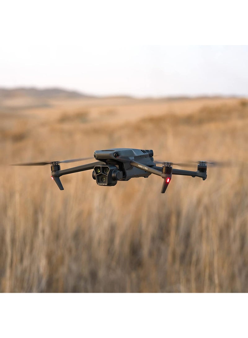 دي جي آي - Mavic 3 Pro مع RC، طائرة بدون طيار بكاميرا ثلاثية رائدة مع كاميرا Hasselblad، مدة طيران تصل إلى 43 دقيقة، نقل فيديو عالي الدقة لمسافة 15 كم، معتمدة من MOIAT - إصدار دولة الإمارات العربية المتحدة مع دعم الضمان الرسمي - Image 1
