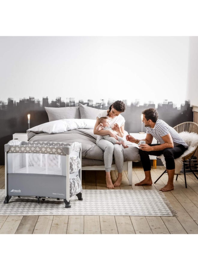 hauck - Bedside Crib Sleep N Care Plus, Co - Sleeper For New Born Babys From Birth Up To 9 Kg, Lowerable Side Part, Wheels, Toy Pockets, Storage Compartment, Foldable, Transport Bag, Teddy Grey - Image 1