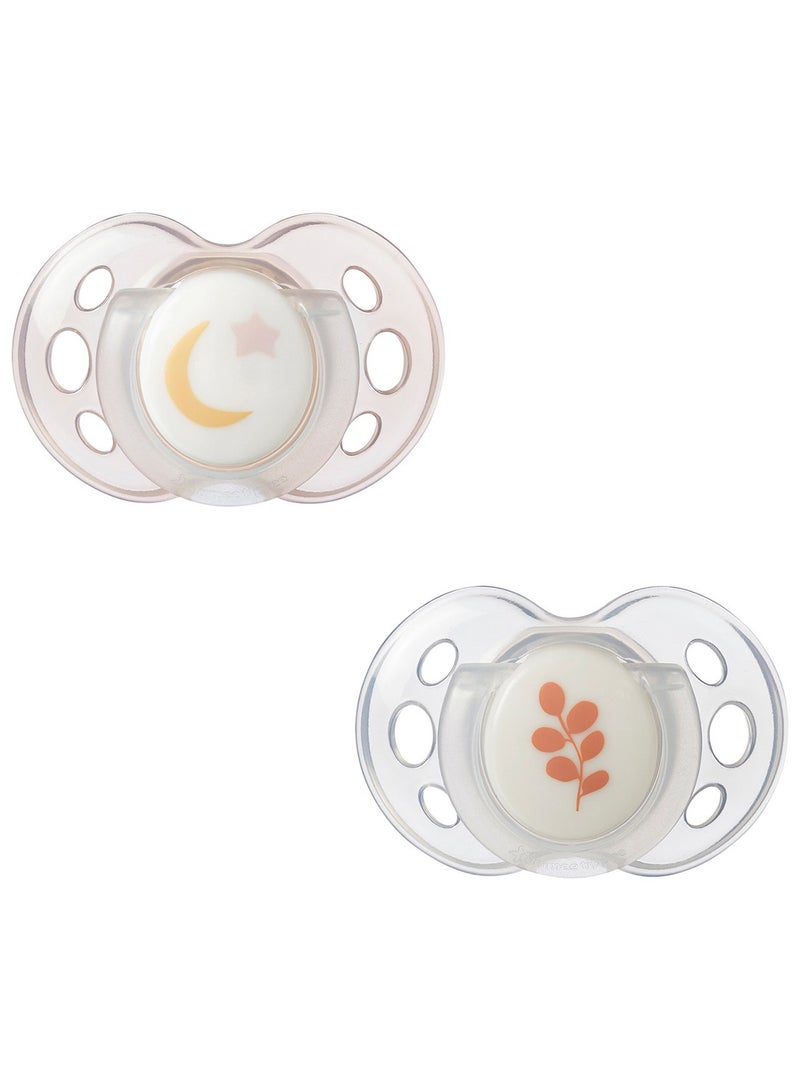 tommee tippee - Pack Of 2 Symmetrical Orthodontic Design Night Time Soothers Includes Steriliser Box, 18 - 36 M, Assorted - Image 1