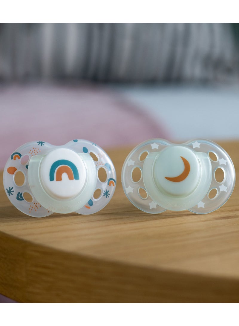 tommee tippee - Pack Of 2 Symmetrical Orthodontic Design Night Time Soothers Includes Steriliser Box, 18 - 36 M, Assorted - Image 1