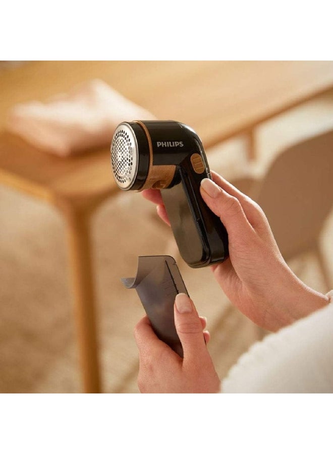 Philips - 220-240V AA Battery Powered Fabric Shaver with Height Adjustment Cap Black and Brown GC026/80 Black and Brown - Image 1