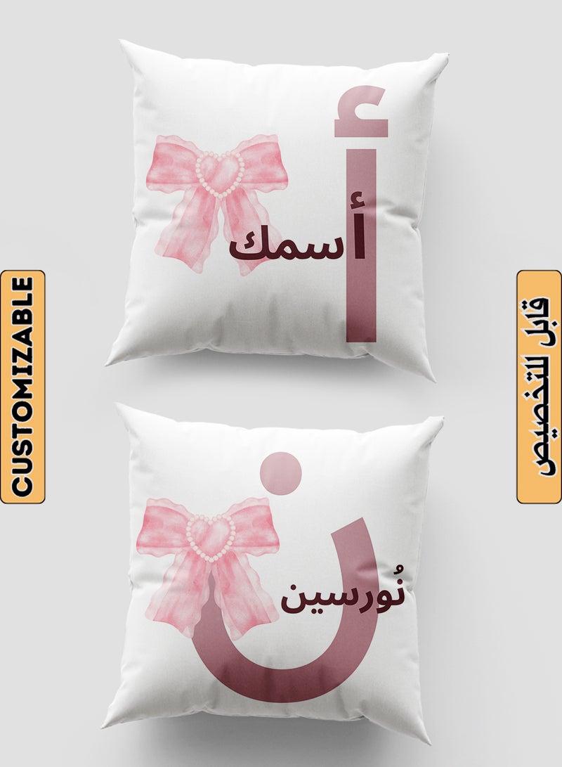 لوحة غطاء وسادة من البوليستر باسم قابل للتخصيص مع فيونكة وقلب أبيض 40x40سم  - Image 1