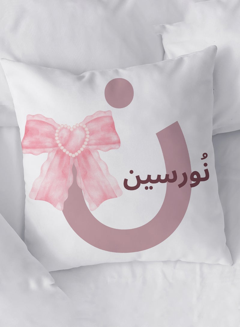 لوحة غطاء وسادة من البوليستر باسم قابل للتخصيص مع فيونكة وقلب أبيض 40x40سم  - Image 4