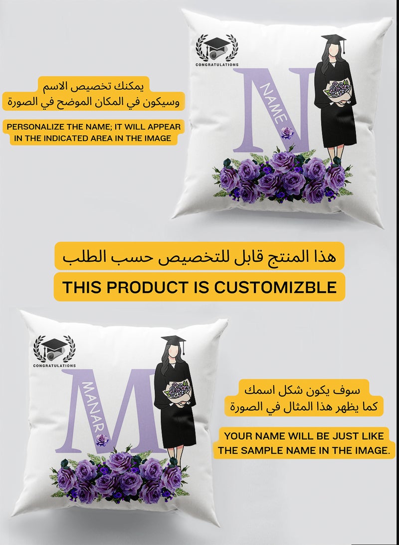 لوحة غطاء وسادة من البوليستر للتهنئة بالتخرج باسم قابل للتخصيص وتصميم شكل للخريجة تحمل باقة ورود مع نمط ورود أبيض 40x40سم  - Image 2