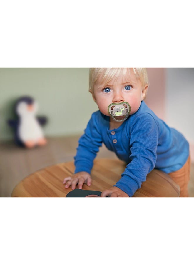 مهدئ ألترا إير 6-18 شهر للأولاد، 2 قطعة | العلامة التجارية رقم 1 الموصى بها من قبل الأمهات في جميع أنحاء العالم | خفيف، قابل للتنفس، خالي من BPA، تقويم الأسنان مع علبة تعقيم - Image 4