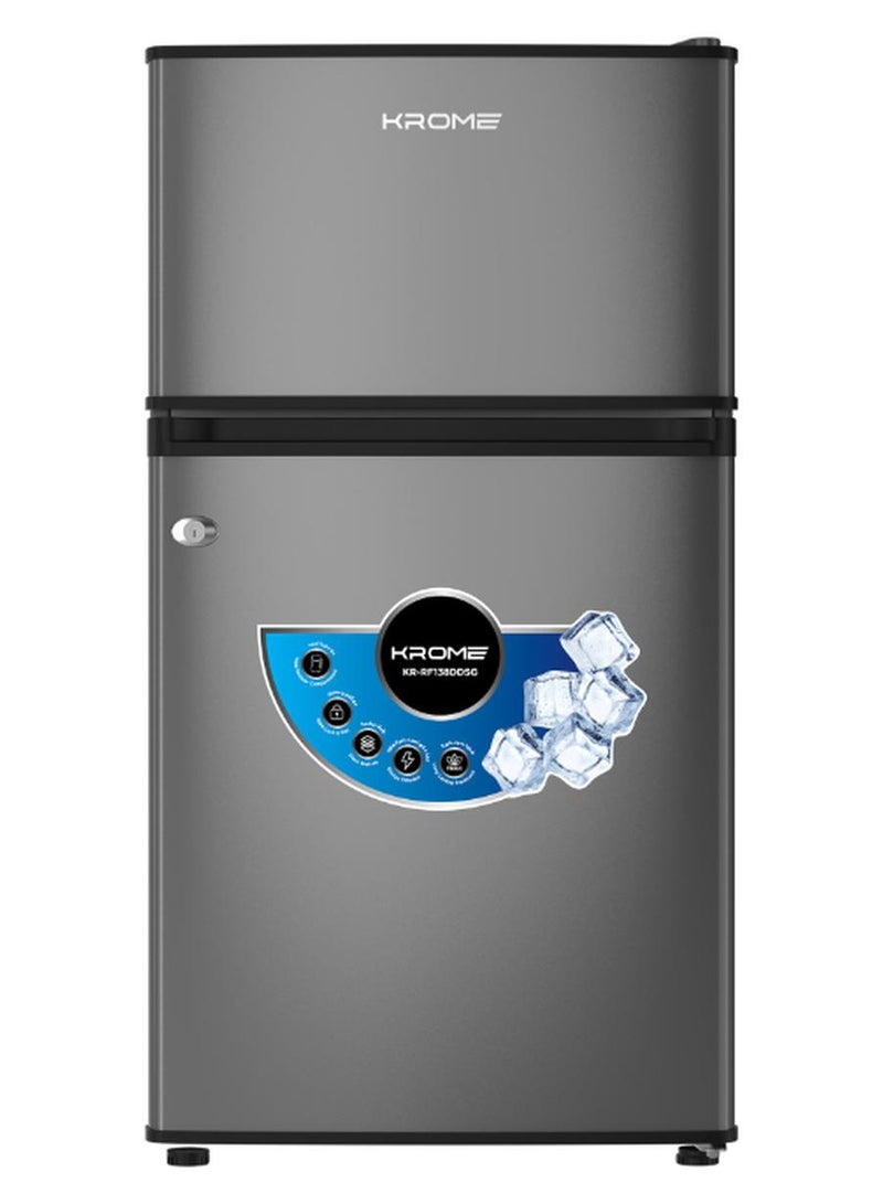 كروم ثلاجة مزدوجة الأبواب، سعة إجمالية 138 لتر / سعة صافية 90 لتر، تبريد مباشر، فريزر علوي، رفوف زجاجية، قفل ومفتاح، تشطيب فضي داكن، غاز تبريد R600a - Image 1