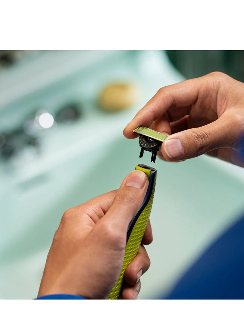 فيليبس مجموعة OneBlade 360 Pro | تشمل ماكينة حلاقة، 3 شفرات و 4 واقيات لتشذيب الجسم بالكامل QP2834/65 - Image 4