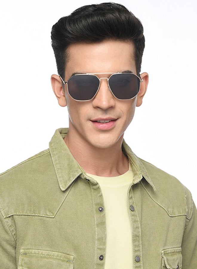 فينسينت تشيس فينسنت تشيس بواسطة لينس كارت | نظارات شمسية برانديد بأحدث تصميم أنيق بإطار كامل باللونين الذهبي والرمادي | مزودة بفلتر قطبي و 100% حماية من الأشعة فوق البنفسجية | للرجال والنساء | كبيرة | VC S14495 - Image 3