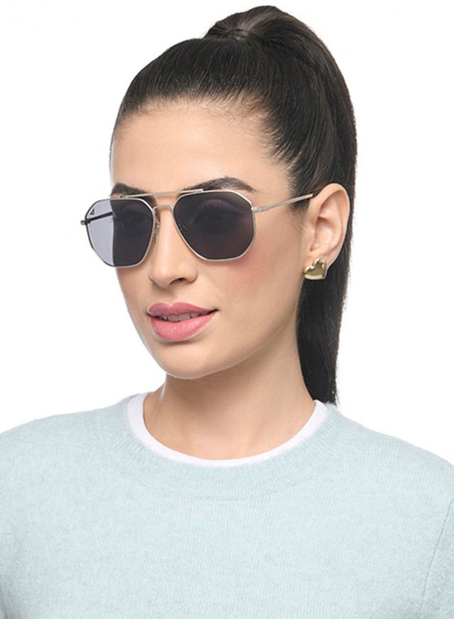 فينسينت تشيس فينسنت تشيس بواسطة لينس كارت | نظارات شمسية برانديد بأحدث تصميم أنيق بإطار كامل باللونين الذهبي والرمادي | مزودة بفلتر قطبي و 100% حماية من الأشعة فوق البنفسجية | للرجال والنساء | كبيرة | VC S14495 - Image 4