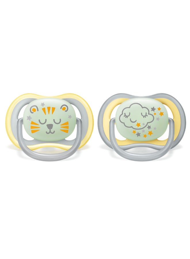 لهاية ألترا إير الليلية - عبوة من 2، خالية من BPA، قابلة للتنفس، تتوهج في الظلام للأطفال من 18 شهرًا فما فوق، تشمل علبة النقل والتعقيم، سحاب/نمر - Image 1