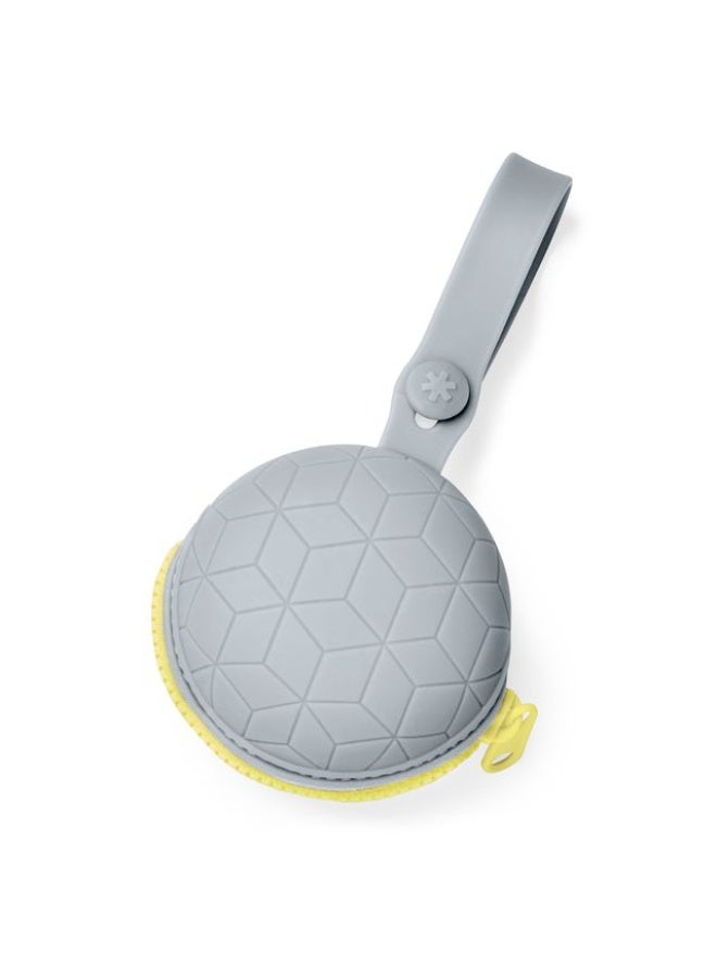 سكيب هوب حامل مصاصة سيليكون قابل للحمل باللون الرمادي - Image 2