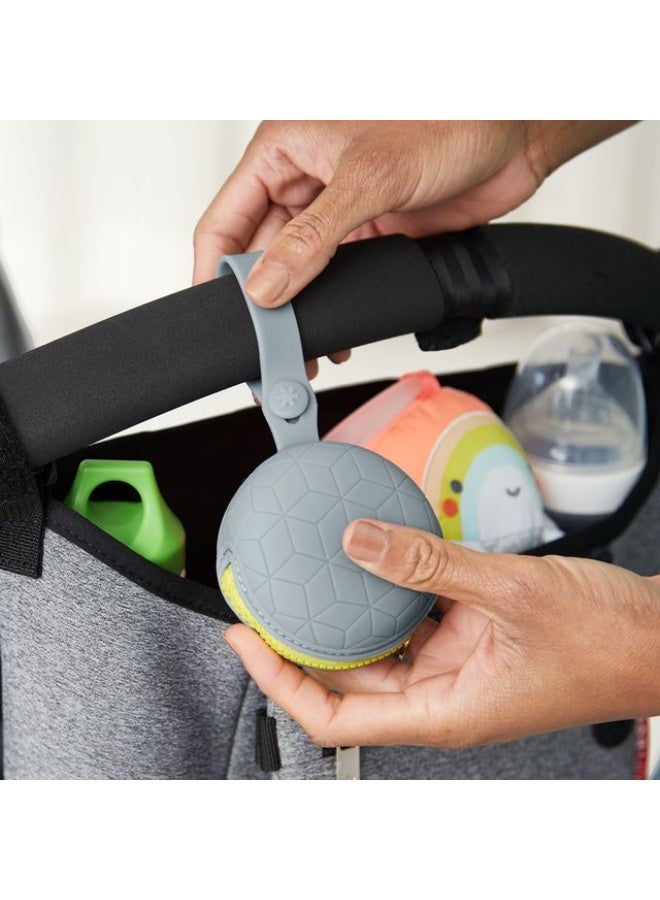 سكيب هوب حامل مصاصة سيليكون قابل للحمل باللون الرمادي - Image 3