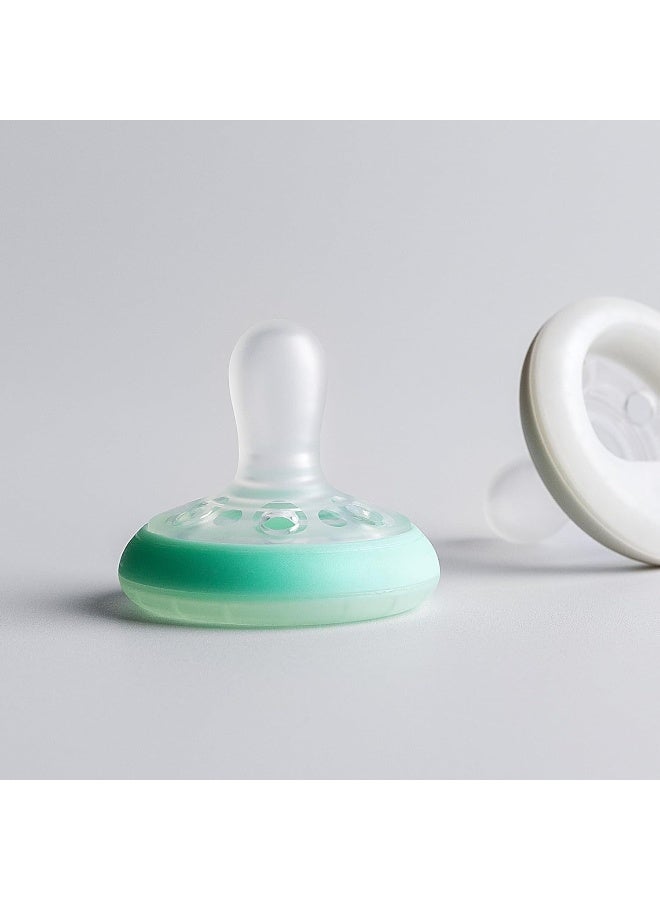 تومي تيبي Tommee Tippee Breast-Like Pacifier Night, Glow in The Dark, Skin-Like Texture, Symmetrical Design, BPA-Free, 0-6m, 4-Count - Image 5