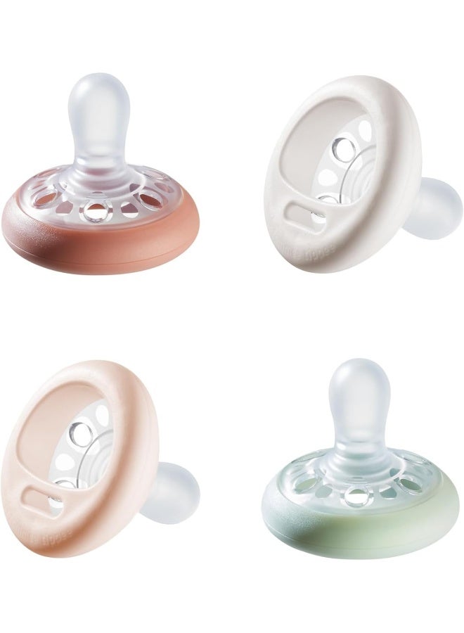 تومي تيبي لهاية تومي تيبي تشبه الثدي، نسيج يشبه الجلد، تصميم تقويمي متماثل، خالية من BPA، 0-6 أشهر، عبوة من 4 مصاصات - Image 1
