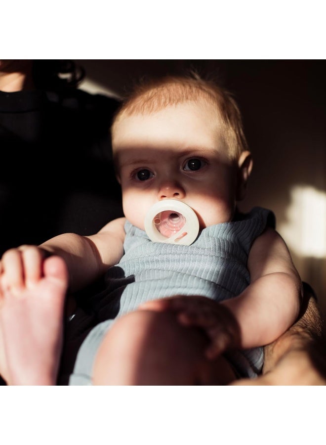 تومي تيبي لهاية تومي تيبي تشبه الثدي، نسيج يشبه الجلد، تصميم تقويمي متماثل، خالية من BPA، 0-6 أشهر، عبوة من 4 مصاصات - Image 2