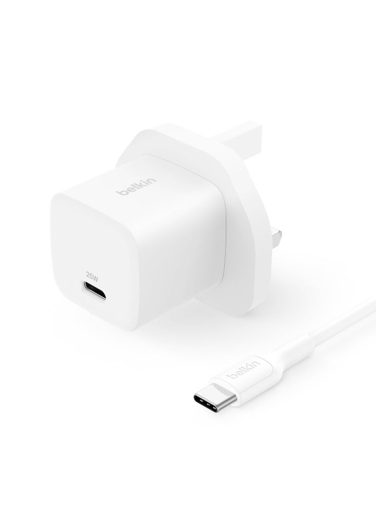 بيلكين شاحن حائط BoostCharge 25W USB-C سريع بالمملكة المتحدة 3 دبابيس مع PD 3.0 / PPS + كابل USB-C إلى USB-C بطول 1م | محول طاقة مدمج لهواتف iPhone وSamsung وiPad وAirpods وأجهزة USB-C - أبيض - Image 1