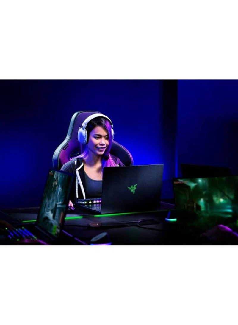 ريزر سماعة رأس بلاك شارك V2 برو اللاسلكية لجهاز إكس بوكس، سائقين 50 مم، ميكروفون واسع النطاق، أكواب أذن مريحة لعزل الضوضاء، لجهاز إكس بوكس، PS5، وحدة التحكم، الكمبيوتر الشخصي، ماك، بلوتوث، USB-C، بطارية 70 ساعة - أبيض - Image 5