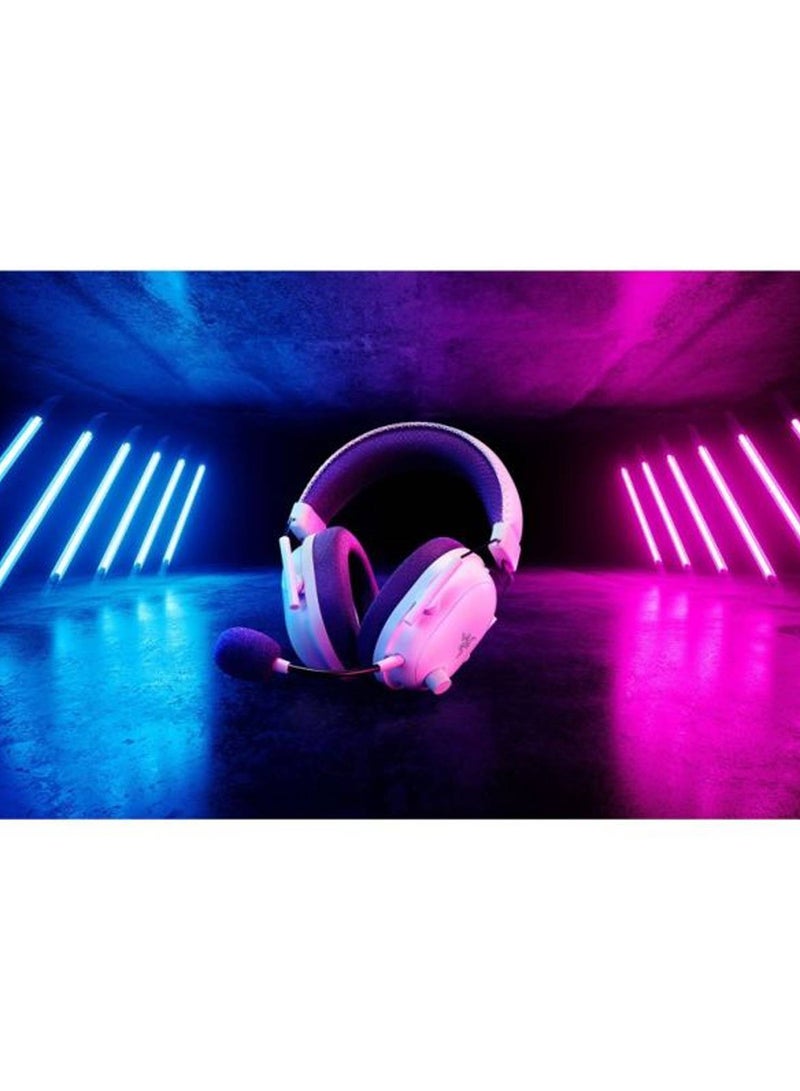 ريزر سماعة رأس بلاك شارك V2 برو اللاسلكية لجهاز إكس بوكس، سائقين 50 مم، ميكروفون واسع النطاق، أكواب أذن مريحة لعزل الضوضاء، لجهاز إكس بوكس، PS5، وحدة التحكم، الكمبيوتر الشخصي، ماك، بلوتوث، USB-C، بطارية 70 ساعة - أبيض - Image 2