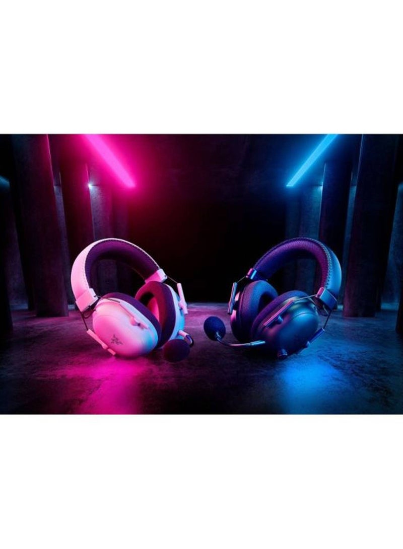 ريزر سماعة رأس بلاك شارك V2 برو اللاسلكية لجهاز إكس بوكس، سائقين 50 مم، ميكروفون واسع النطاق، أكواب أذن مريحة لعزل الضوضاء، لجهاز إكس بوكس، PS5، وحدة التحكم، الكمبيوتر الشخصي، ماك، بلوتوث، USB-C، بطارية 70 ساعة - أبيض - Image 3