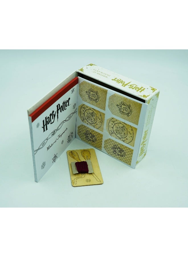 Harry Potter: Winter At Hogwarts: A Magical Coloring Set  - Image 4