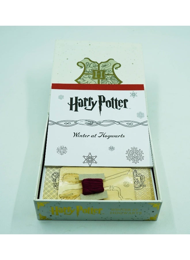 Harry Potter: Winter At Hogwarts: A Magical Coloring Set  - Image 3