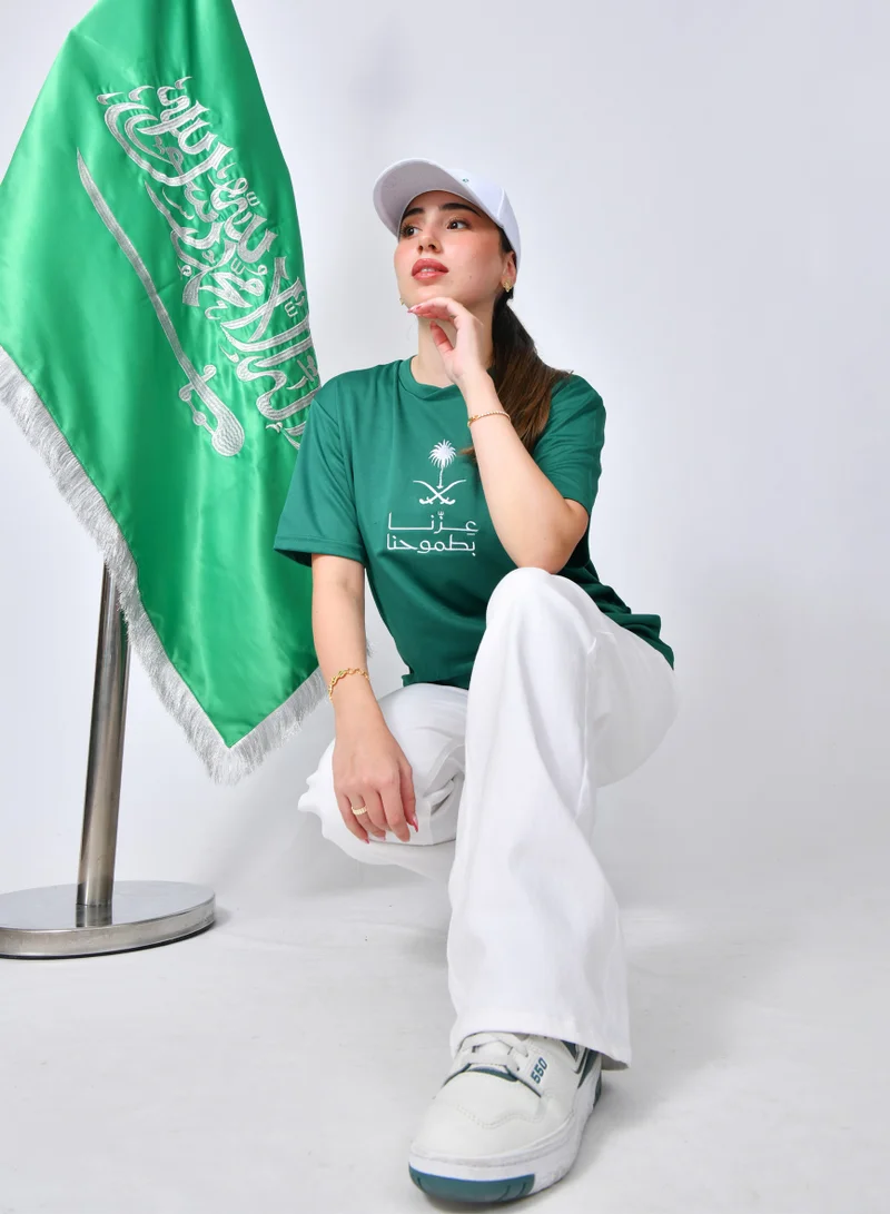 عبايات حوراء تيشيرت أخضر بتطريز شعار عزنا بطموحنا مع سدو من الخلف