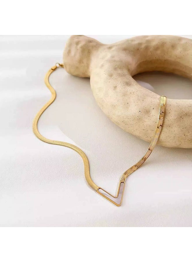 قلادة ذهبية على شكل حرف V - Image 2