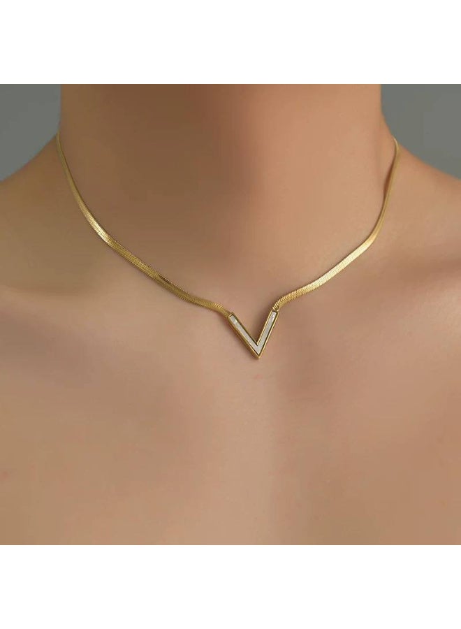 قلادة ذهبية على شكل حرف V - Image 3