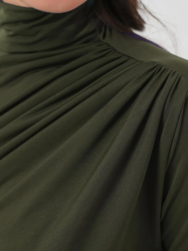 بيغ دارت بلوزة بياقة مدورة بقصة ضيقة وتفاصيل درابيه