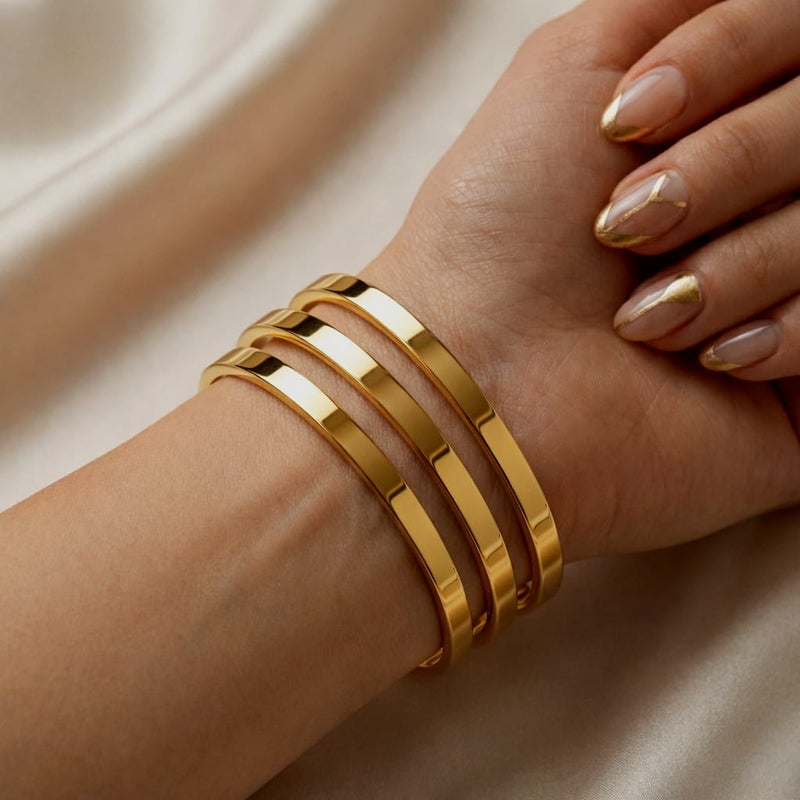 طقم ثلاث غوايش ذهبية أنيقة، مصنوع من الستانلس ستيل المقاوم للصدأ، بتصميم كلاسيكي ناعم ولمعة تدوم. مثالية للإطلالات اليومية والمناسبات. - Image 2