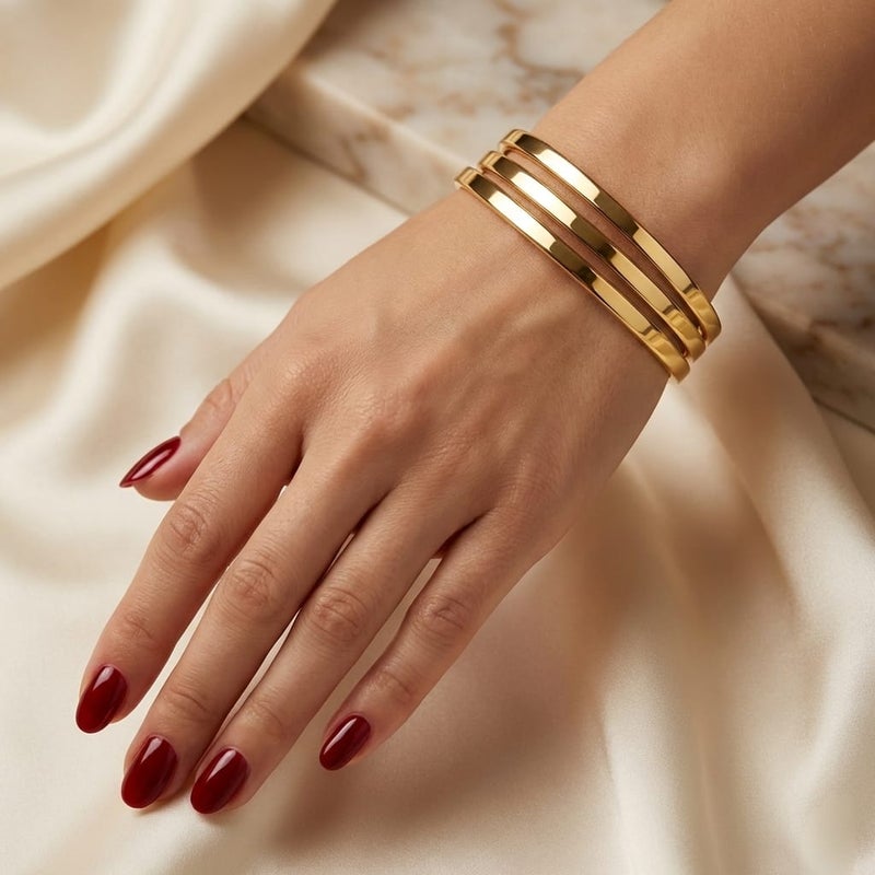 طقم ثلاث غوايش ذهبية أنيقة، مصنوع من الستانلس ستيل المقاوم للصدأ، بتصميم كلاسيكي ناعم ولمعة تدوم. مثالية للإطلالات اليومية والمناسبات. - Image 3