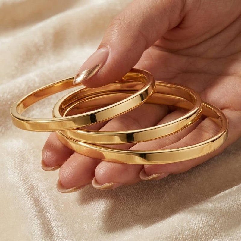 طقم ثلاث غوايش ذهبية أنيقة، مصنوع من الستانلس ستيل المقاوم للصدأ، بتصميم كلاسيكي ناعم ولمعة تدوم. مثالية للإطلالات اليومية والمناسبات. - Image 5