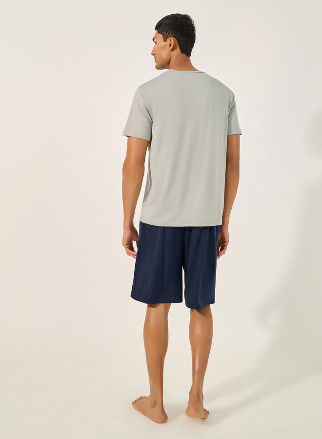 ستايلي طقم بيجامة بطبعة جرافيك بياقة دائرية وتيشيرت وشورت - Image 4