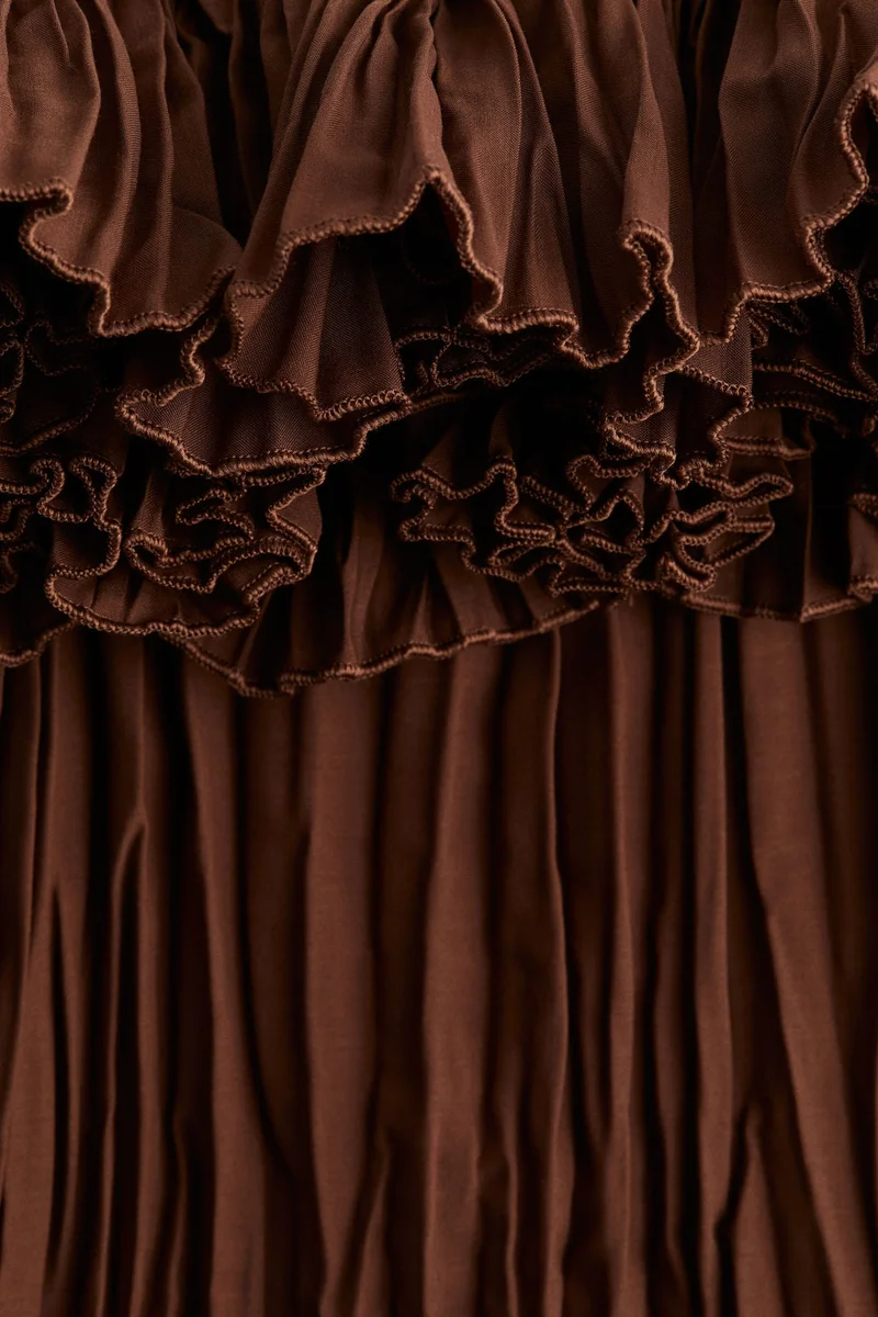 اتش اند ام فستان بأكتاف مكشوفة وكسرات