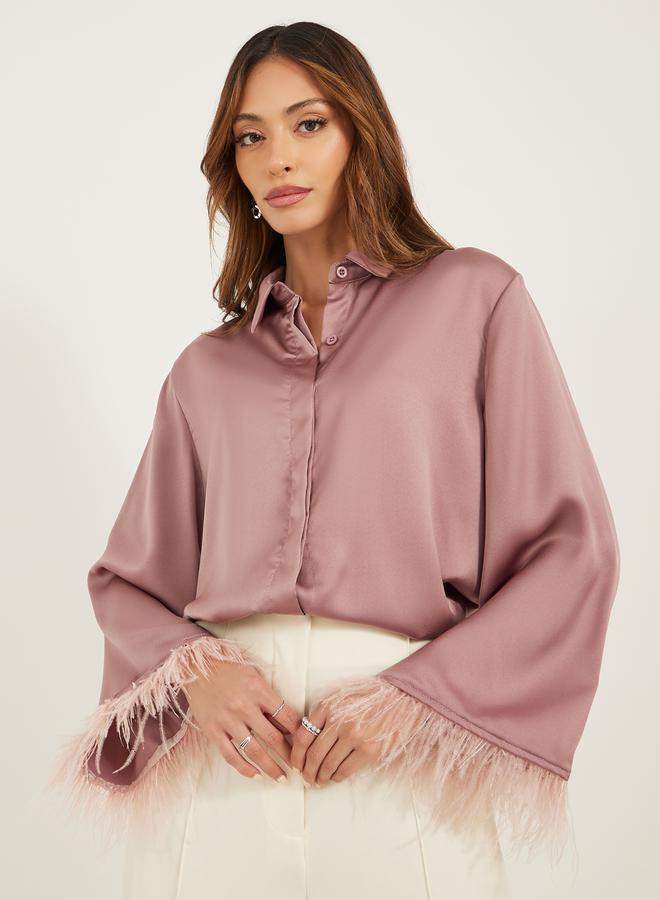 ستايلي بلوزة ساتان بأزرار وزخرفة ريش على الأكمام - Image 1