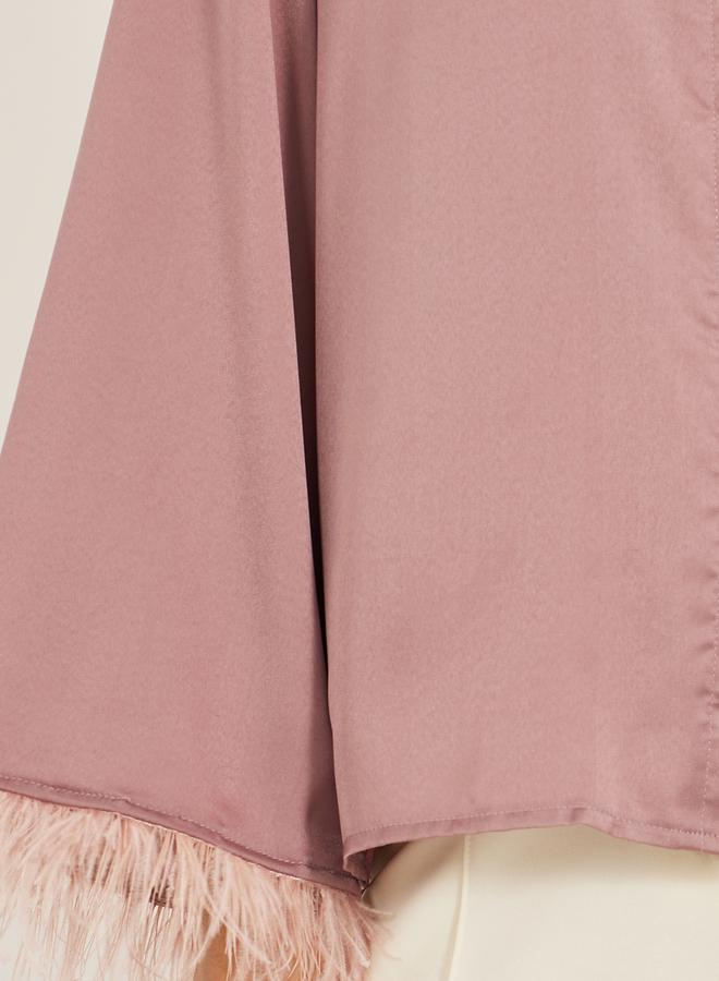 ستايلي بلوزة ساتان بأزرار وزخرفة ريش على الأكمام - Image 4