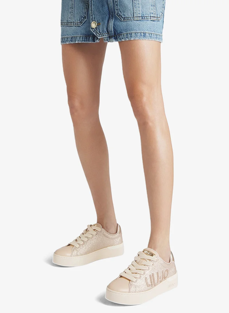 ليو جو حذاء رياضي لامع بشعار كبير