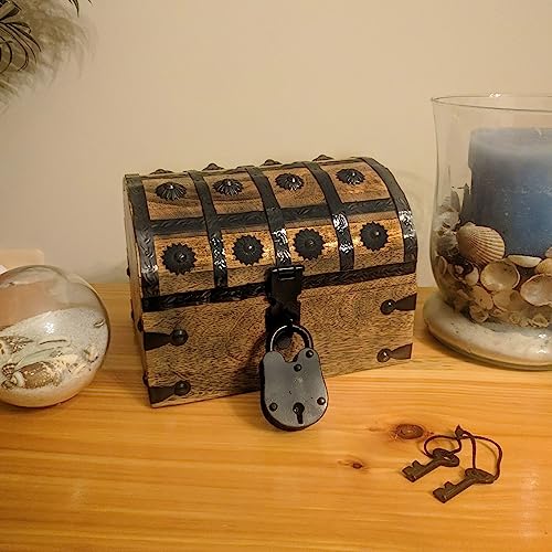 Science Purchase صندوق كنز القراصنة (8" × 6" × 6") صندوق مجوهرات خشبي بحري مع قفل وظيفي و 2 مفتاح، خشب مع لمسات حديدية، غطاء مفصلي من SciencePurchase - Image 5