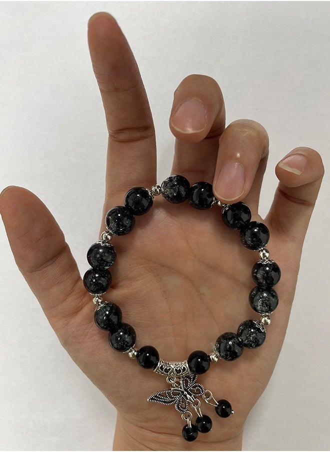 ماركة غير محددة سوار مرصّع بتصميم الكسر الجليدي مع pendant على شكل فراشة – صنع يدوي من الزجاج الفاخر، تصميم بألوان متعددة، أسلوب حلقات رفيع مناسب للرجال والنساء، مظهر جذاب.  - Image 3
